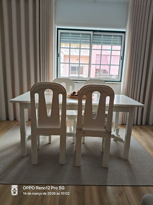 Conjunto mesa de jantar e cadeiras