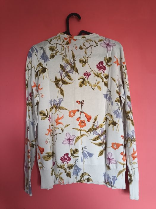 Sweter biały w kwiaty