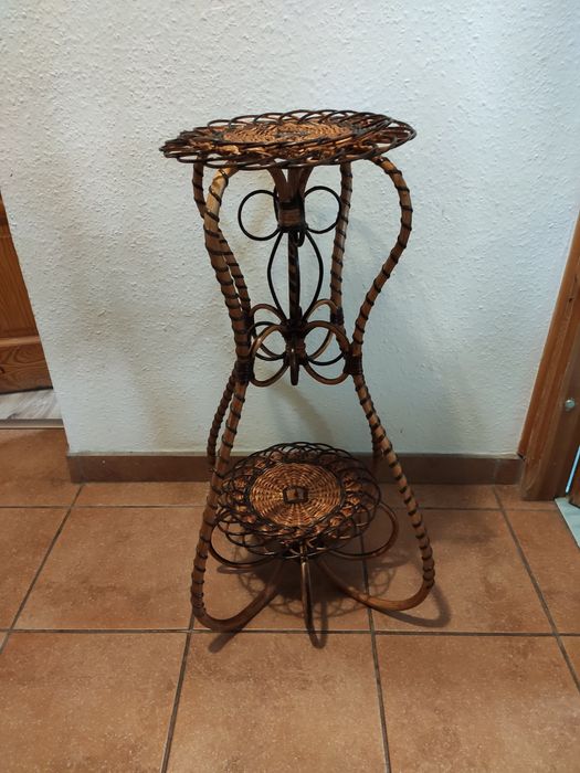 Świecznik wiklinowy .