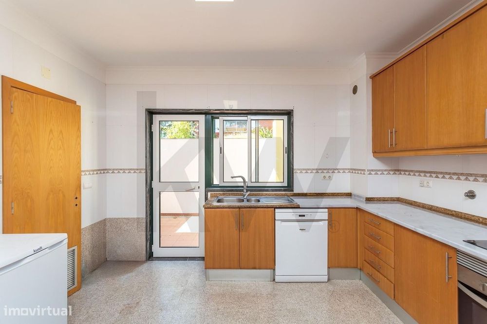 Moradia T4+2 com Jardim e Piscina para Arrendamento, junto ao Oeiras G