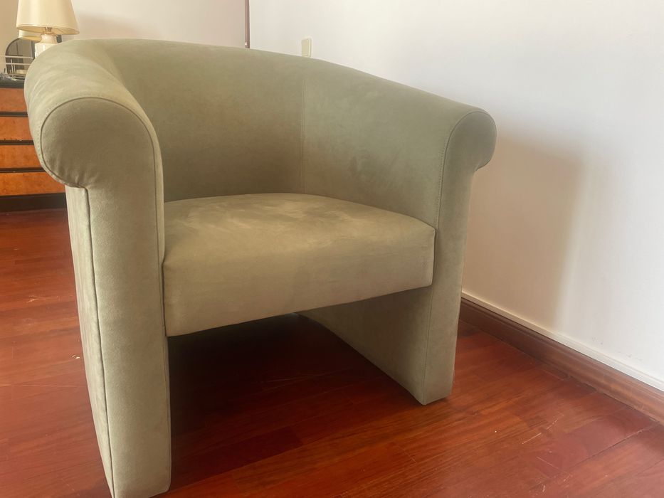 Poltrona de veludo esverdeado