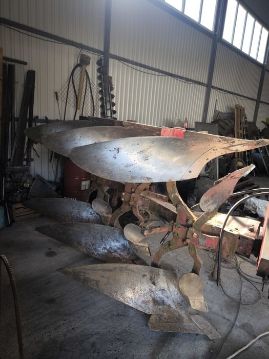 Плуг оборотний три корпусний