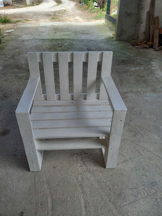 Banco rústico de jardim individual feito com paletes 0,65cm largura por 0,45cm de fundo