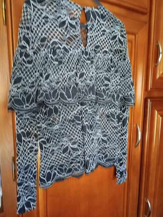 Baixei o preço - Blusa em renda preta e branca