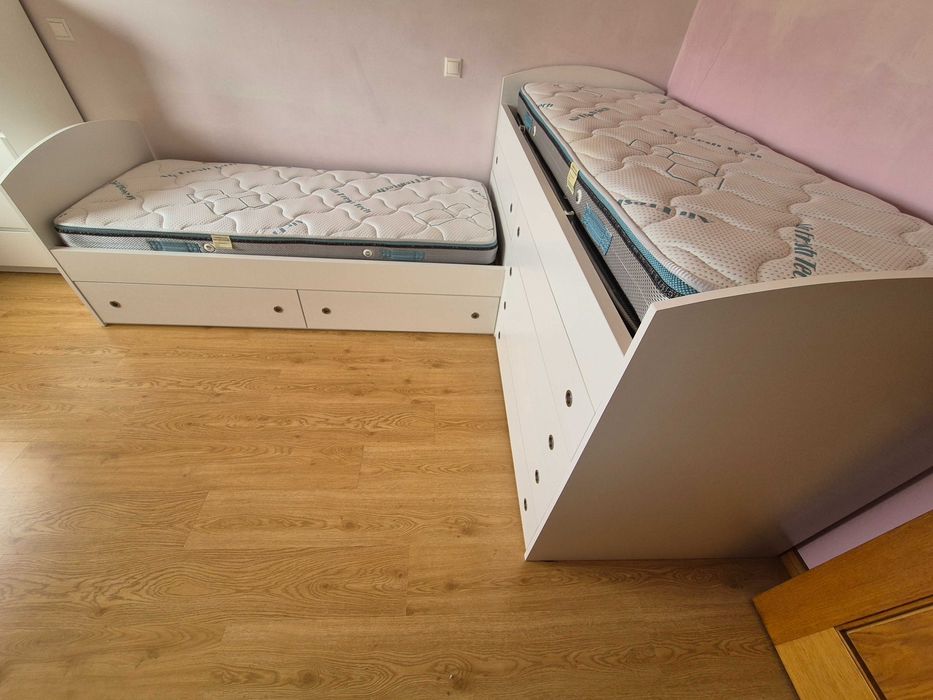 Conjunto de duas camas e colchões