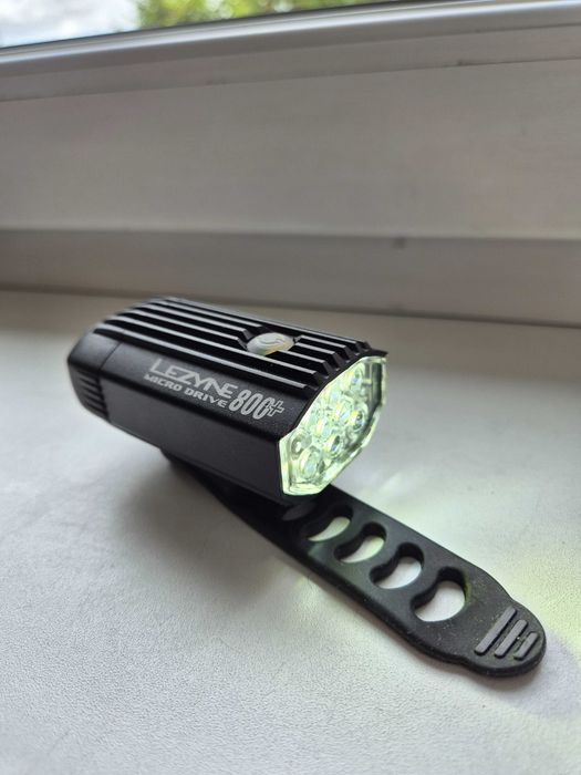 Lampka rowerowa przednia Lezyne Micro Drive 800+
