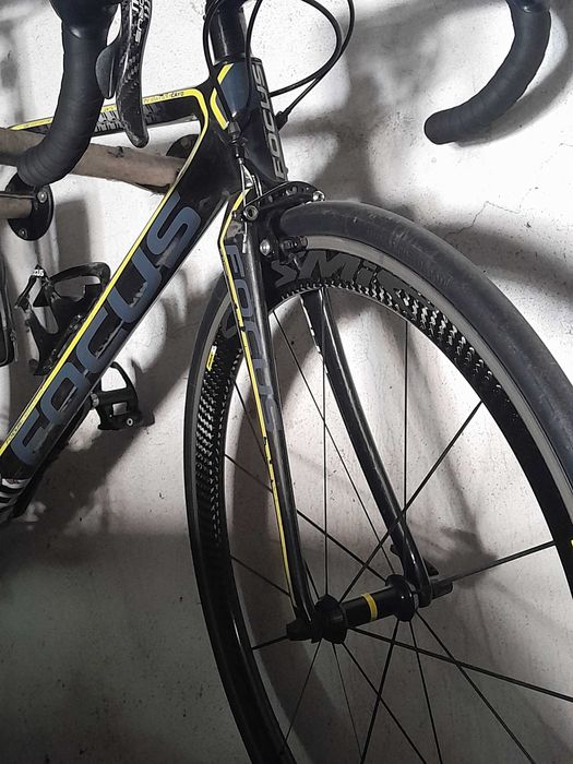 Bicicleta em carbono de estrada focus 11v vendo 1000€