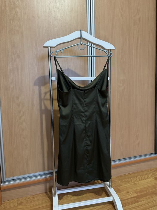 Зелена атласна сукня Stradivarius