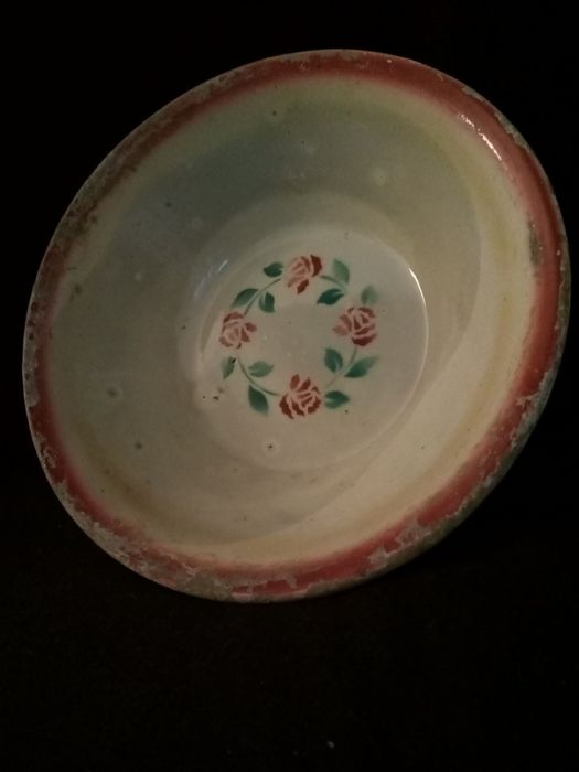 Saladeira grande e funda com mais de 100 anos