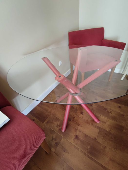 Estantes, mesa reunião e cadeiras (diverso material de escritório). Desde 20€