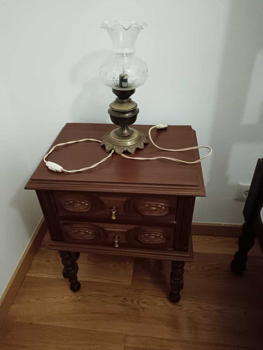 Mobília de Quarto - Cama casal, Cómoda, Mesas de cabeceira e espelho