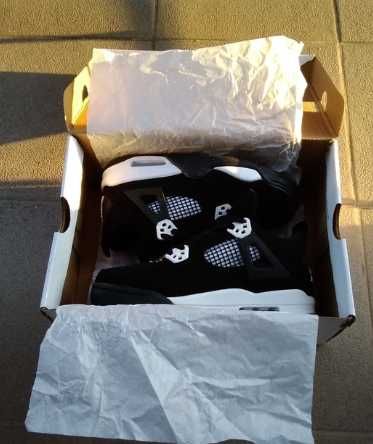 Jordan 4 w czarno-białej kolorystyce  39