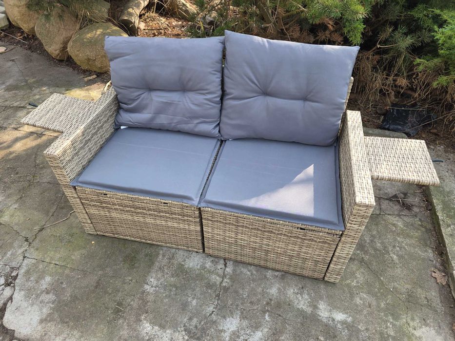 Sofa do ogrodu z poduszkami ecru, 2-osobowa, brąz, technorattan wysuwane stoliczki