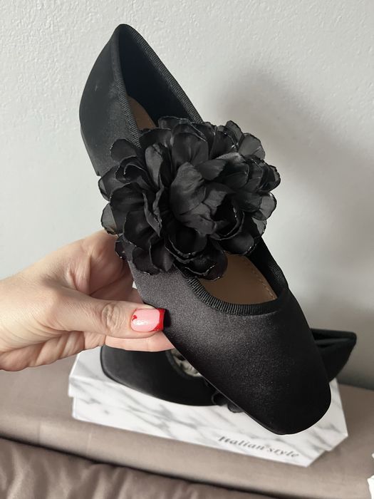 Piękne czarne atłasowe satynowe baleriny baletki z różą modne urocze