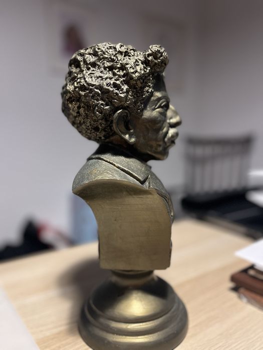 Replica do busto do Dr. Sousa Martins, Bordallo Pinheiro