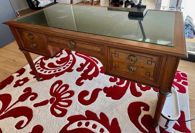 Mesa Escritório Clássica em Madeira Maciça Elegância e Funcionalidade