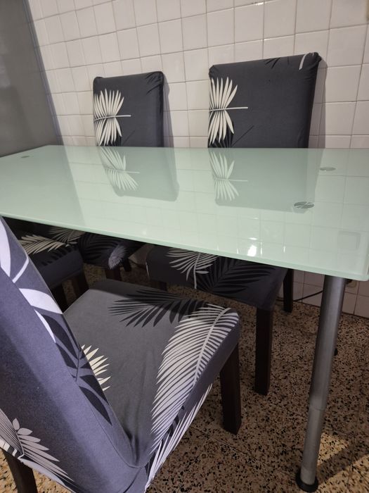 Mesa de vidro  1,80 por 80 + 4 cadeira