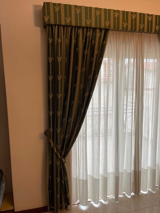 CONJUNTO DE (2) REPOSTEIROS E (2) SANEFAS