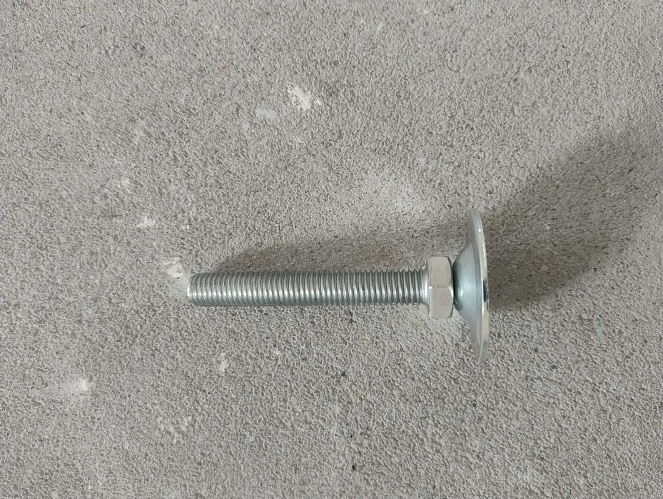 Śruba regulacyjna do podstawy kominka  - 4 sztuki