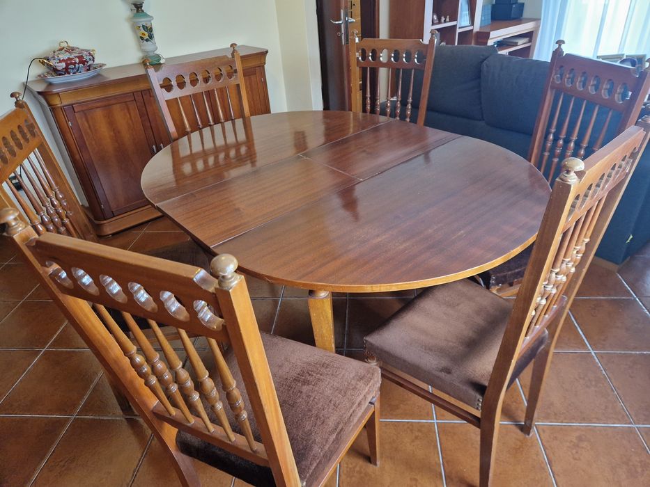 Mesa de sala de jantar com 6 cadeiras
