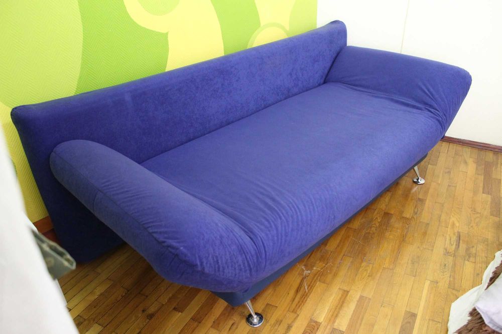 М'який зручний синій диван у вітальню, розкладний