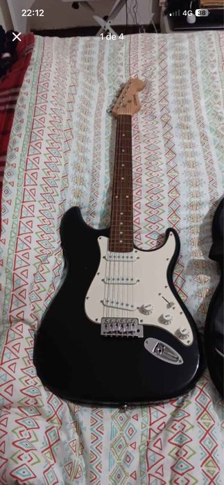 Quitarra eletrica com caixa acustica