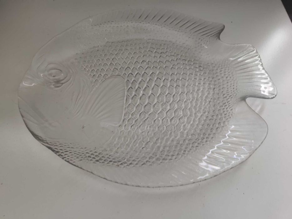 prato de vidro em forma de peixe