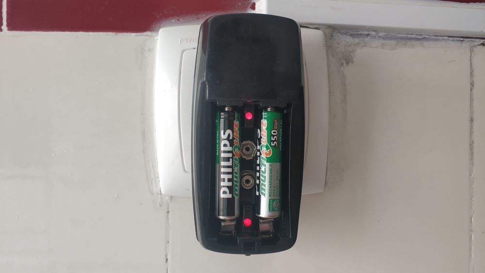 Carregador de Pilhas AA / AAA / 9V