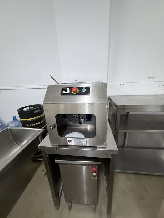 Maquina divisora e boleadora pizza  (vendo ou troco por carro ou mota )