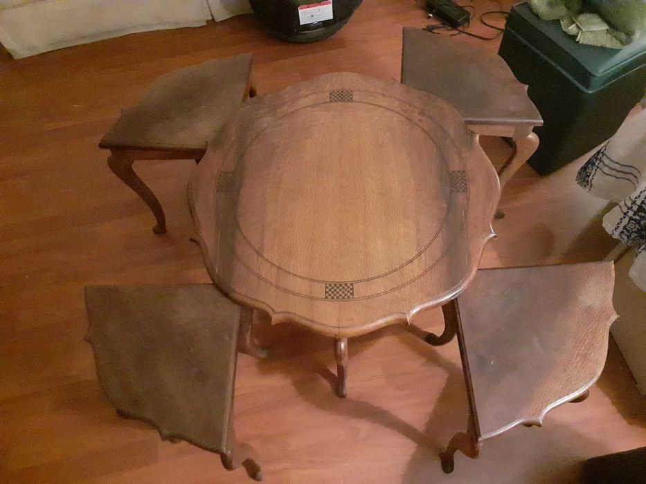 mesa de madeira com 4 mesinhas por baixo