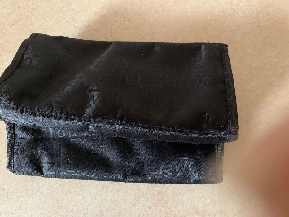 Rozkładana wisząca czarna kosmetyczka