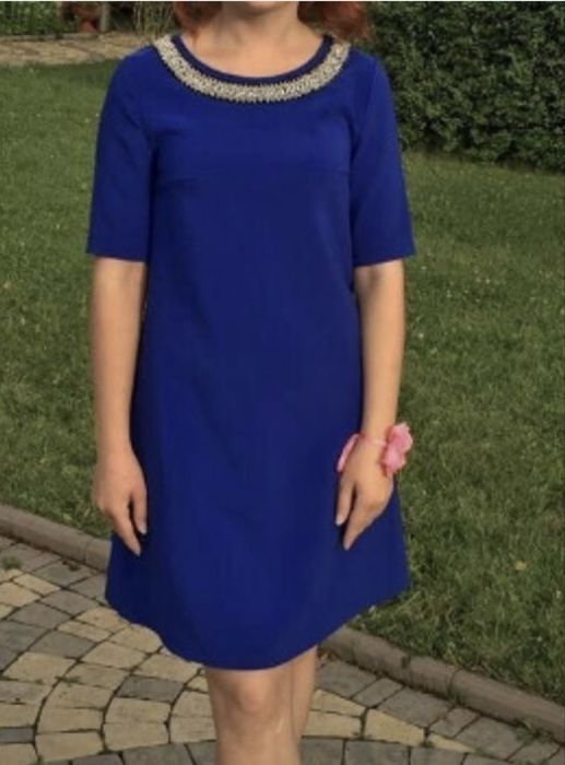 Віддам безкоштовно святкову сукню з декоративним оздобленням