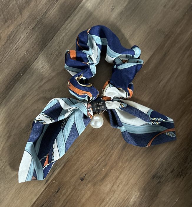 Elegancka scrunchie (gumka do włosów) z perłą