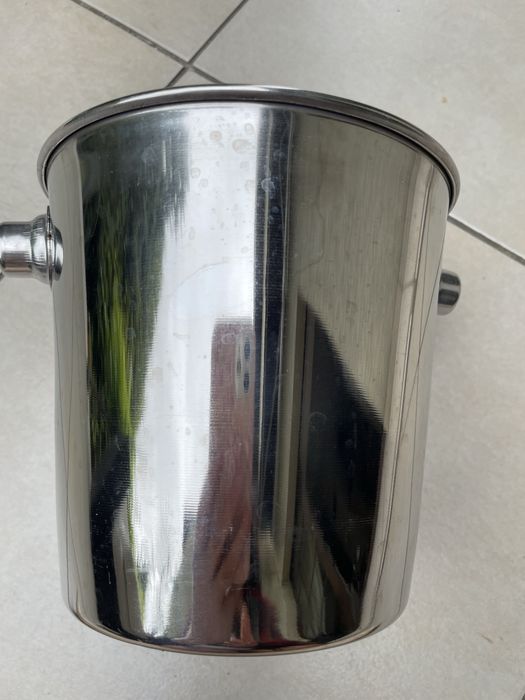 Stary pojemnik wiaderko na lód