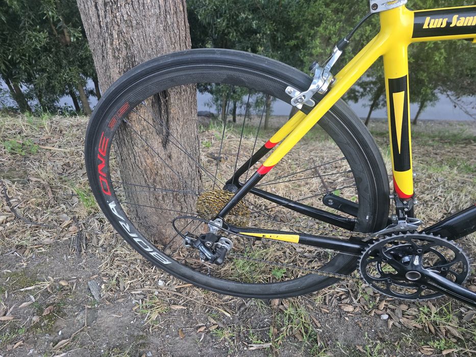 Bicicleta de estrada com rodas carbono
