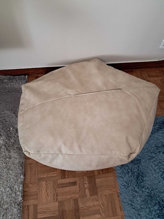 Puffe em pele sintética