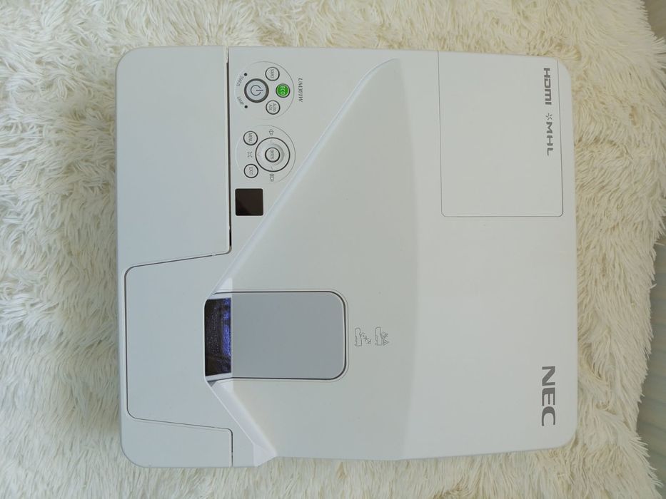 Projektor krótkiego rzutu NEC model UM301W