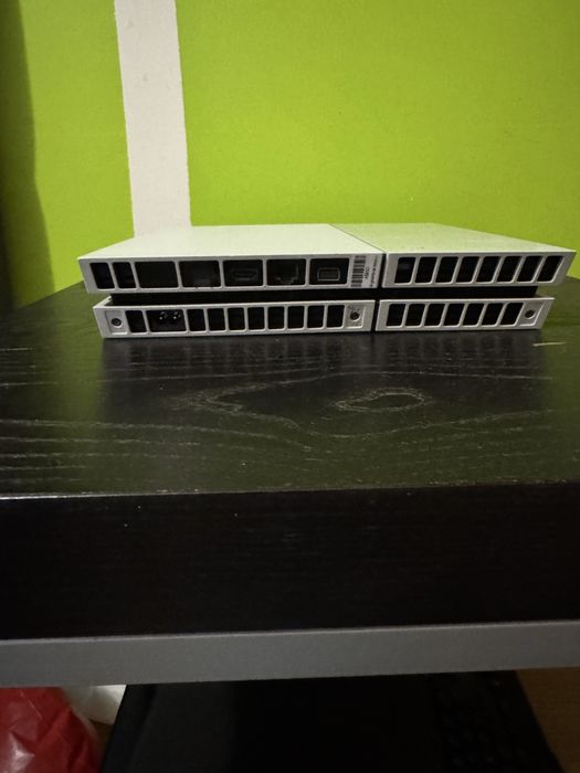 Ps4 branca (utilizada ) com 6 jogos um teclado e um comando