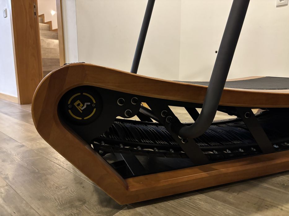 Passadeira corrida curva - acabamentos em madeira