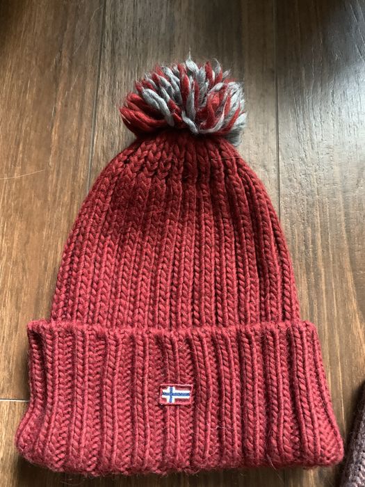 Шапка італійського бренду Napapijiri і шалик цього бренду.