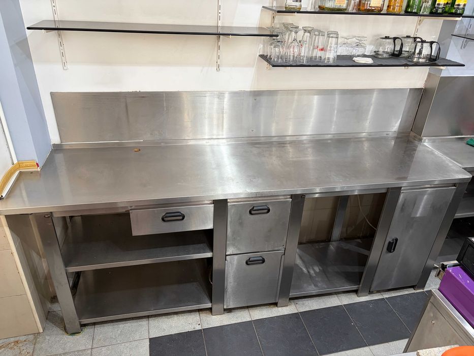 Balcão de apoio com 2 prateleiras, 1 gaveta para resíduos de café e porta