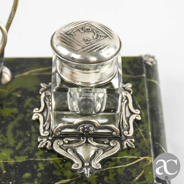 Tinteiro em mármore, prata portuguesa e vidro com pés em prata