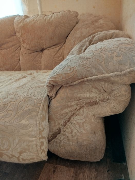 Розкладний диван з кріслами. З дорогого набору .