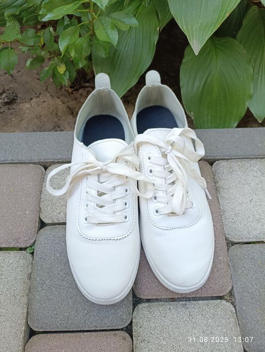 Білі кросівки, сліпони, мокасини 25см