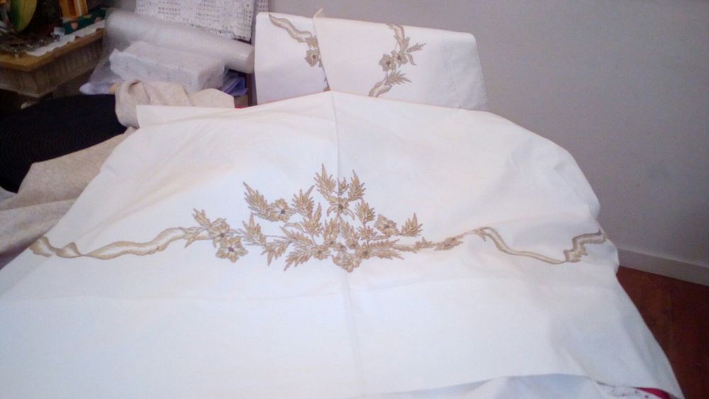 Lençóis brancos bordados