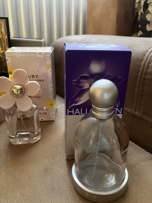 Kolekcjonerski zestaw flakonów po perfumach MCM