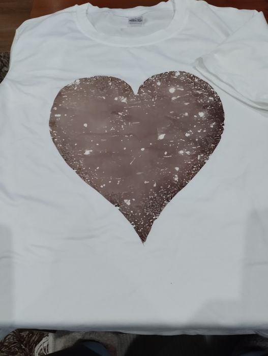 T-shirt branca com coração. Tamanho M . Por estrear.