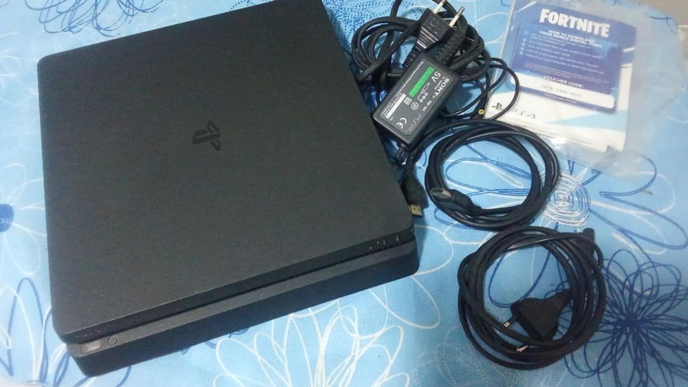 Vendo Playstation 4 com 2 comandos e 7jogos.