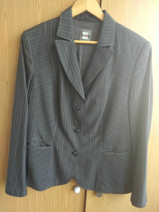 Продается жакет темного цвета в полосочку разм 50 за 80 гр торг