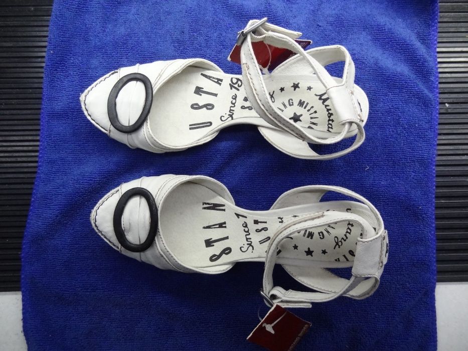 шкіряні босоніжки mustang